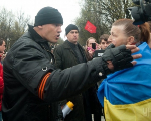 В Днепропетровске патриоты разогнали митинг сепаратистов, а их координатора облили зеленкой