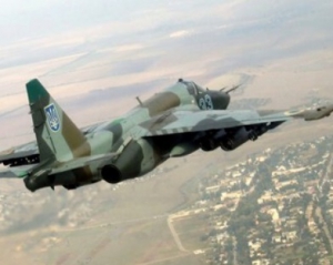 Боевики ракетой попали в украинский Су-25. Пилот сумел посадить самолет