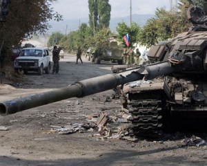 Терористи атакували танками українських вояків