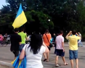 &quot;Спасибо&quot; - жителі Сіверськодонецька з українськими прапорами зустрічали сили АТО