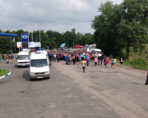 На Буковине люди перекрывают дороги и протестуют против мобилизации