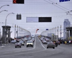 В Киеве на мосту Патона под колесами автомобиля погиб мотоциклист