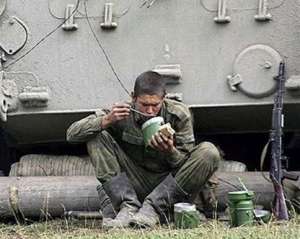 Українські солдати не довіряють донбаській кухні