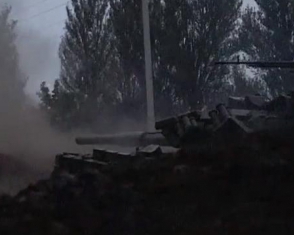 В сети появилось видео, как украинские военные ведут плотный танковый огонь по террористам под Донецком