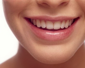 Beauty-процедура дня: зубы отбеливают в домашних условиях активированным углем