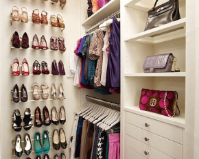 Власники квартир на останньому поверсі роблять гардеробну на мансарді