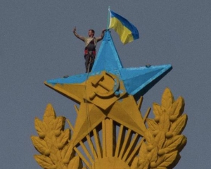 Полиция &quot;взяла&quot; смельчака, который вывесил флаг Украины на московской высотке