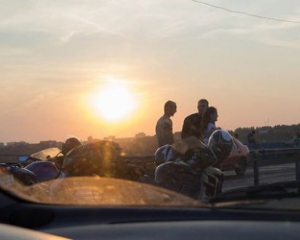 Білоруський мотоцикліст на ходу скочив на дах іномарки, щоб врятувати себе