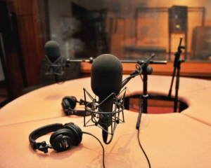 Некоторые радиостанции убрали из своих эфиров российских исполнителей