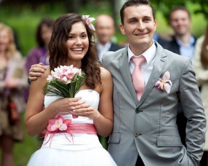Пышная свадьба делает брак счастливее - ученые