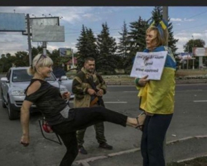 Над жінкою, прикутою до "стовпа ганьби", знущалася торговка