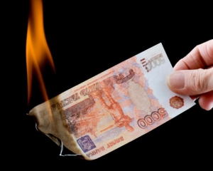 Через вторгнення в Україну у Росії впав рубль та ціни на акції