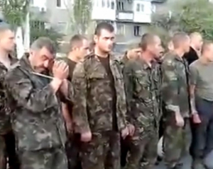 В Снежном пленных украинских военных выставили для издевательств
