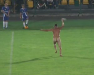 Во время матча первой лиги на поле выбежал голый болельщик