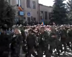 На Луганщине сотни боевиков под марш топтали флаг Украины