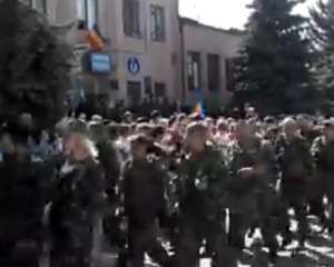 На Луганщині сотні бойовиків під марш топтали прапор України