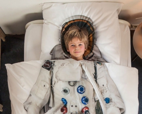 Ковдра-скафандр і "космічне" простирадло - найоригінальніша постільна білизна