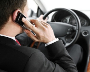 ГАИ начнет отлавливать водителей, разговаривающих по мобильному телефону за рулем