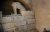 Две статуи, охраняющие вход в гробницу, обнаружили в Греции
