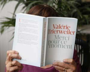 Книга о частной жизни президента Франции возглавляет список бестселлеров