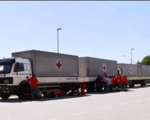 До Луганська у супроводі Червоного Хреста виїхали десять машин з &quot;гуманітаркою&quot;