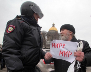 В Петербурге избили и повязали участников антивоенной акции