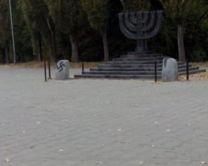 В Киеве памятник расстрелянным евреям разрисовали свастикой