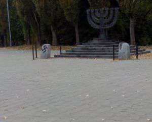 В Киеве памятник расстрелянным евреям разрисовали свастикой
