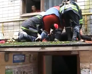 В Ровно женщина упала с четвертого этажа и выжила