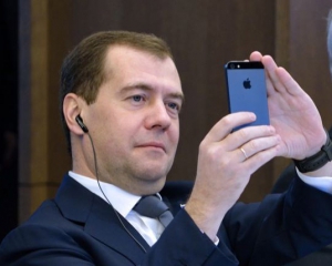 Медведев признал, что санкции же бьют по России