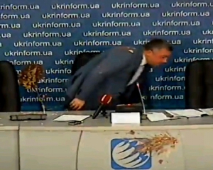 Махніцького закидали тортами на прес-конференції