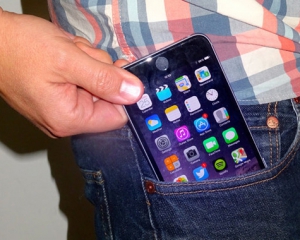 Производители одежды увеличат карманы джинсов, чтобы туда поместился новый iPhone