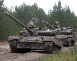 Російські війська обстрілюють українську армію з артилерії та танків