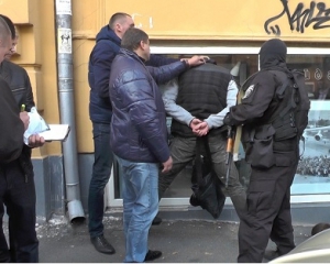 В центре Киева среди бела дня задержали вооруженную группу мужчин