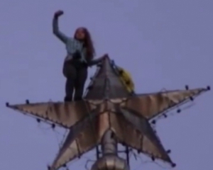 Школярка з українським прапором "підкорила" сталінську висотку на Хрещатику