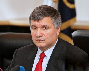 Аваков уволил гаишника из-за включенных &quot;мигалок&quot; для Яценюка