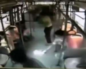 В Китае смарфон взорвался в руках у пассажирки автобуса