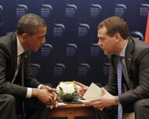 У Обамы какие-то отклонения в мозге - Медведев