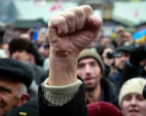 В центре Львова автомобиль въехал в толпу пикетчиков участников АТО