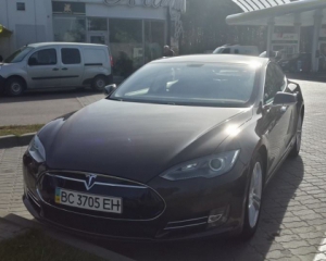 Украинцы проехали на Tesla Model S со Львова в Киев на одном заряде батареи