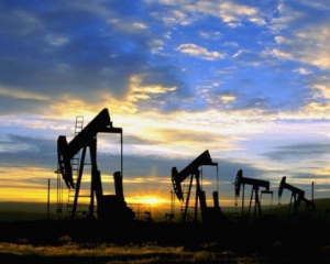 Араби не планують знижувати видобуток нафти: ціна і далі буде падати