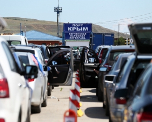 Предприниматели Крыма пожалуются Медведеву на "зеленых человечков" на переправе
