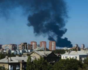 Донецк продолжают обстреливать: снаряды попадают в заводы и газопроводы