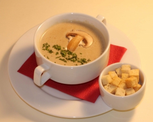 Ароматний грибний крем-суп з беконом збагачує енергією в осінні дні