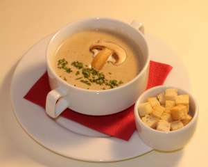 Ароматний грибний крем-суп з беконом збагачує енергією в осінні дні