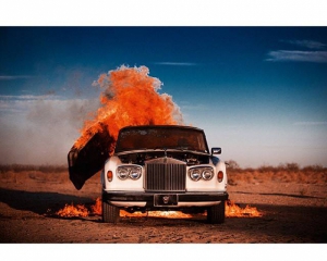 Британський художник показав, як красиво спалити Rolls-Royce Silver Shadow
