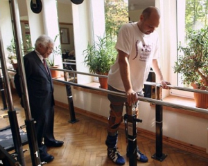 Польские хирурги впервые в мире поставили на ноги парализованного человека