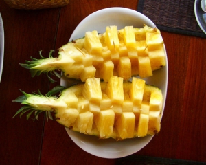 Для быстрого нарезания, ананас разделяют на 4 части