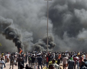 Протестувальники у Буркіна-Фасо штурмують парламент