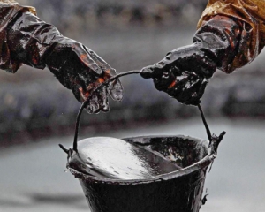 Утром нефть подешевела еще почти на 3%